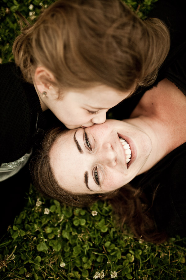 oldblogest girl kisses mom